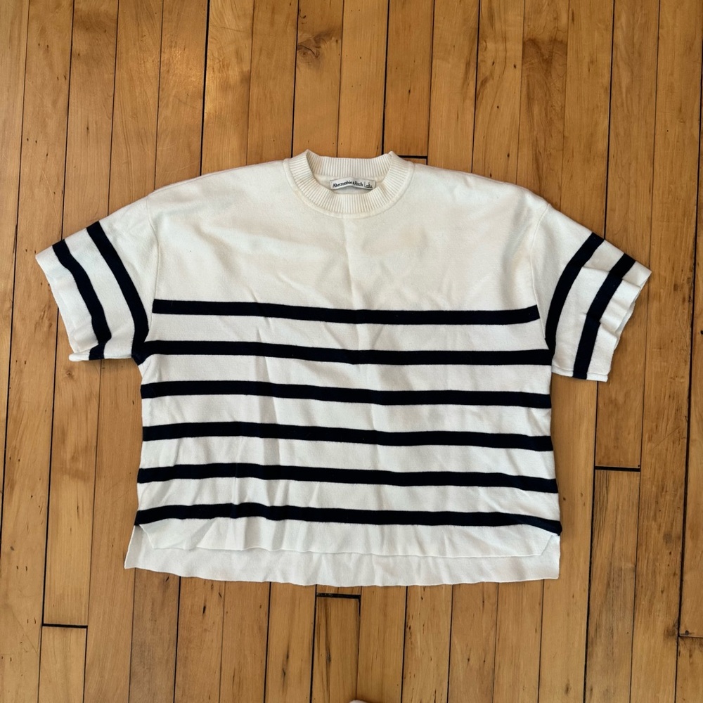 Short sleeve sweater